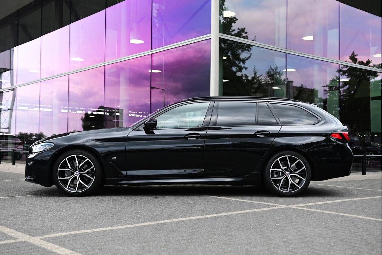 BMW 5-SERIE Touring 520i High Executive M Sport Automaat / Panoramadak / Trekhaak / Laserlight / Achteruitrijcamera / M Sportonderstel / Head-Up / Stuurverwarming