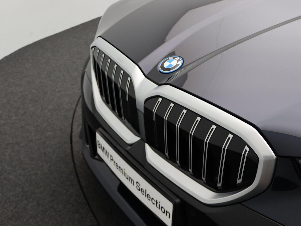 BMW 5-SERIE Sedan 530e M Sportpakket | Achteruitrijcamera | Driving Assistant | 19"