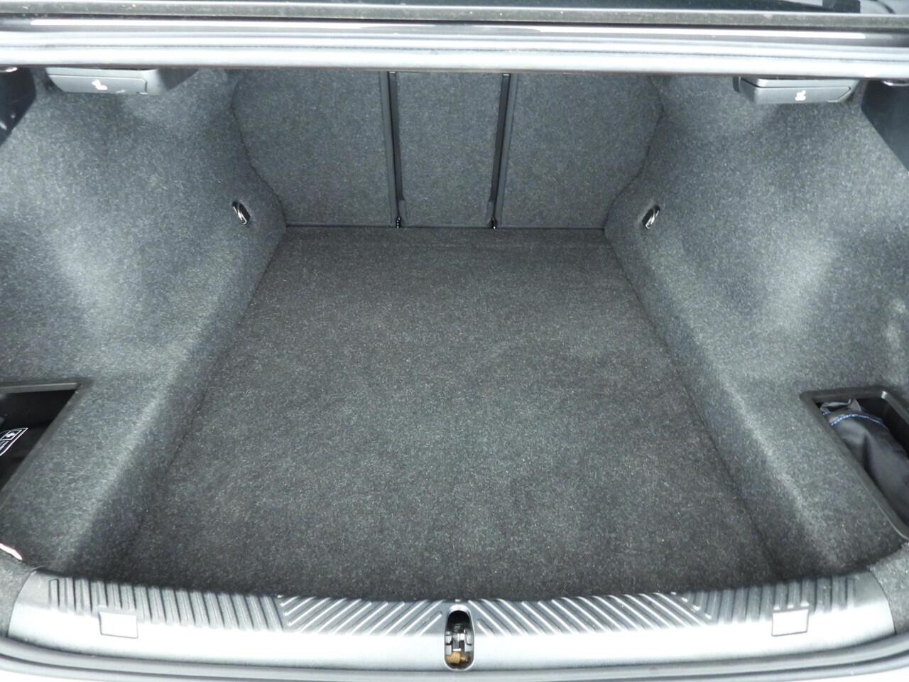 BMW 5-SERIE Sedan 530e | LED | HUD | Sportstoelen | Chrome line | Stoelverwarming | Keyles go | DAB | Alu 19 inch