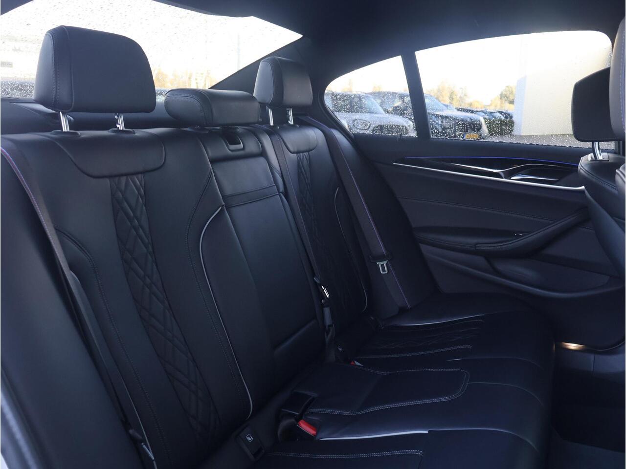 BMW 5-SERIE 530i Business Edition Plus M-Sportpakket / HIFI / Schuif - Kanteldak / Driving assistant Professional / Head up Display / 20 '' /