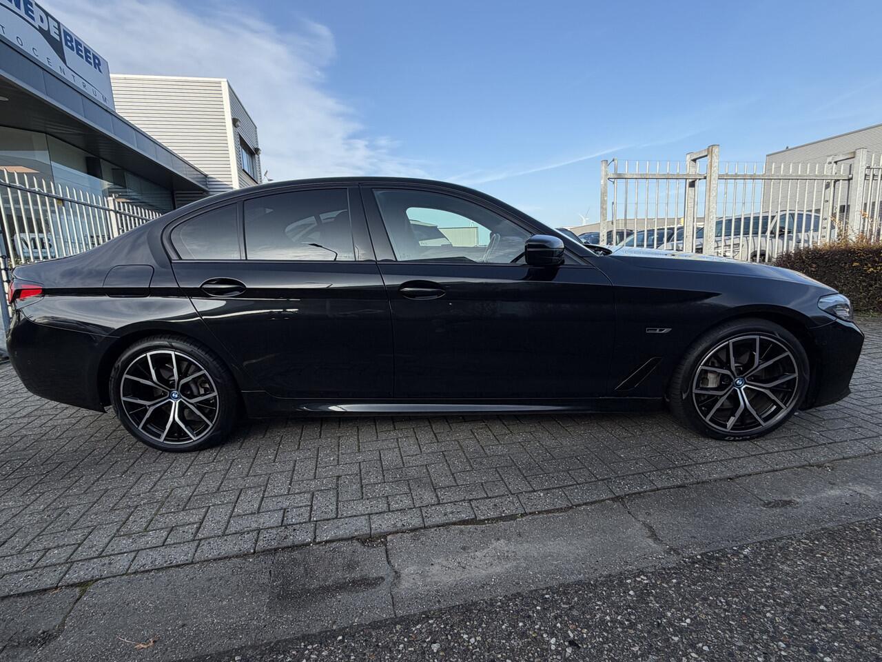BMW 5-SERIE 545e xDrive M sport 545 Trekhaak | Adapt. Cruise | HiFi | Stuurverw. | Stoelverw.