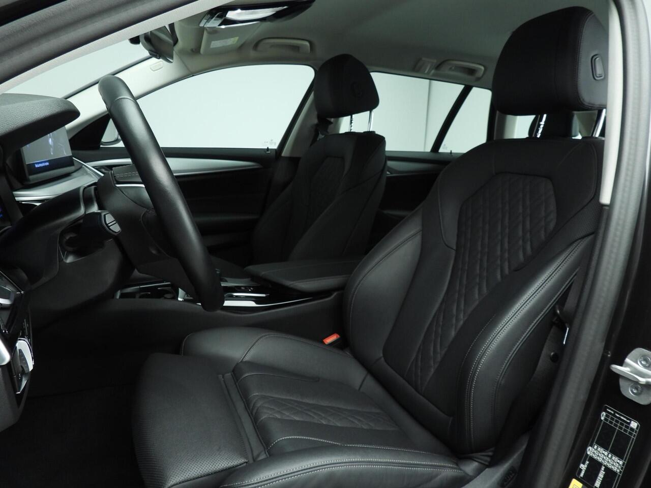 BMW 5-SERIE Touring 530e | LED | Navigatie | Sportstoelen | Chrome line | Stoelverwarming | DAB | Alu 18 inch