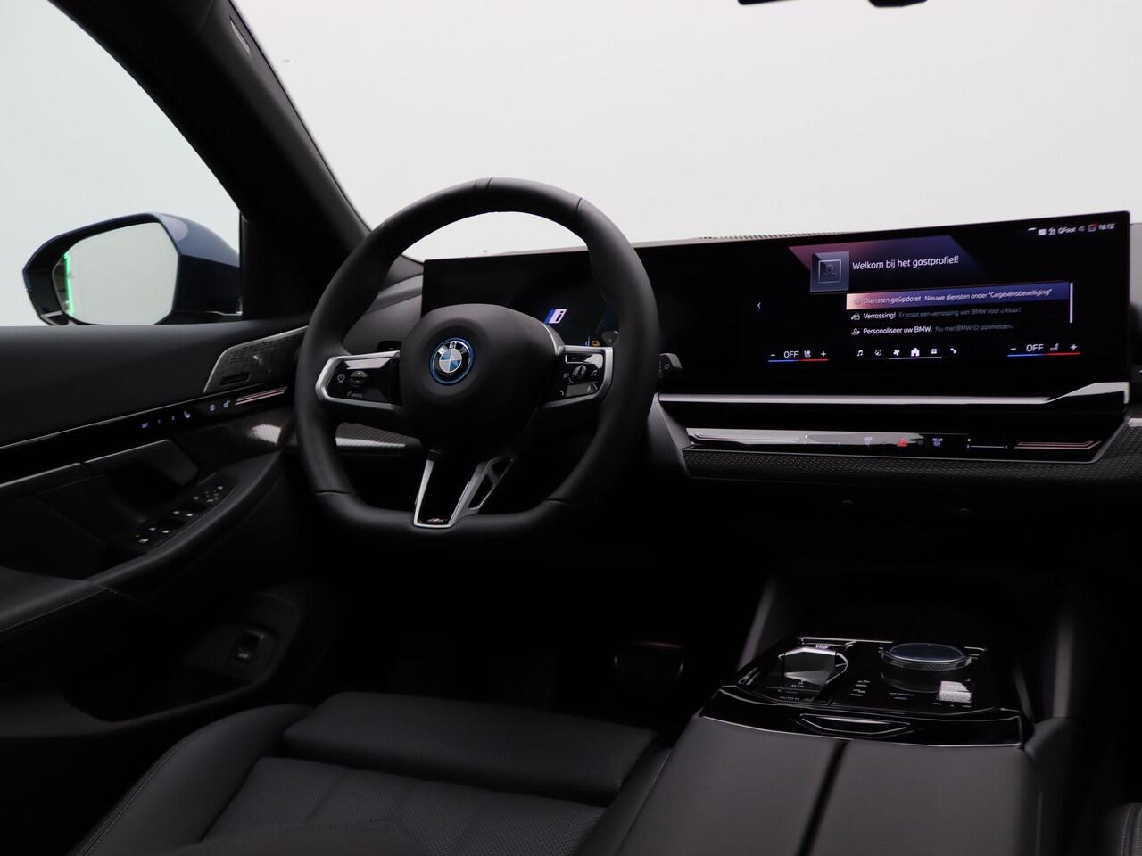 BMW 5-SERIE Touring 530e M Sportpakket Pro | Innovation Pack | Travel Pack | Comfort Pack | Stuurwielrand Verwarmd | Adaptief Onderstel Professional | Trekhaak | Panoramadak | Stoelventilatie | Bowers & Wilkins | 20''