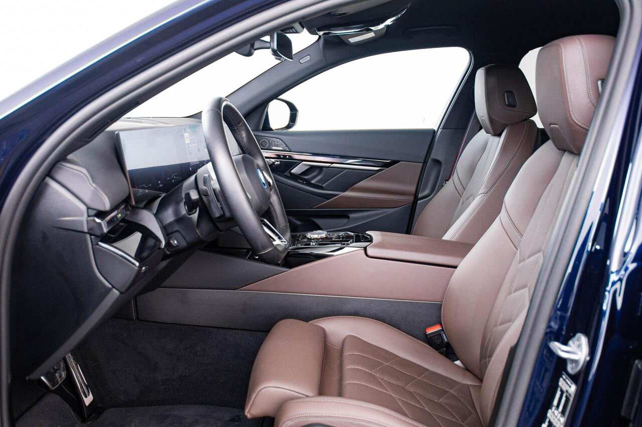 BMW 5-SERIE 550e xDrive M Sport Pro - Driving/Parking Assistant Professional - Harman Kardon - Comfort Access - Comfort Pack - M Adaptief onderstel Professional - Iconic Glow - Active Guard - Harman Kardon -