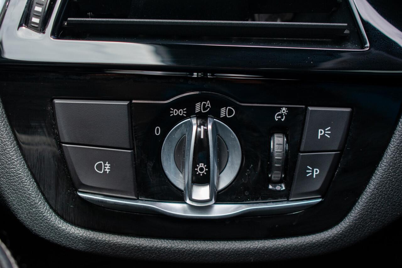 BMW 5-SERIE 540i High Executive -Pano-Head up-Trekhaak-19"-Keyless-