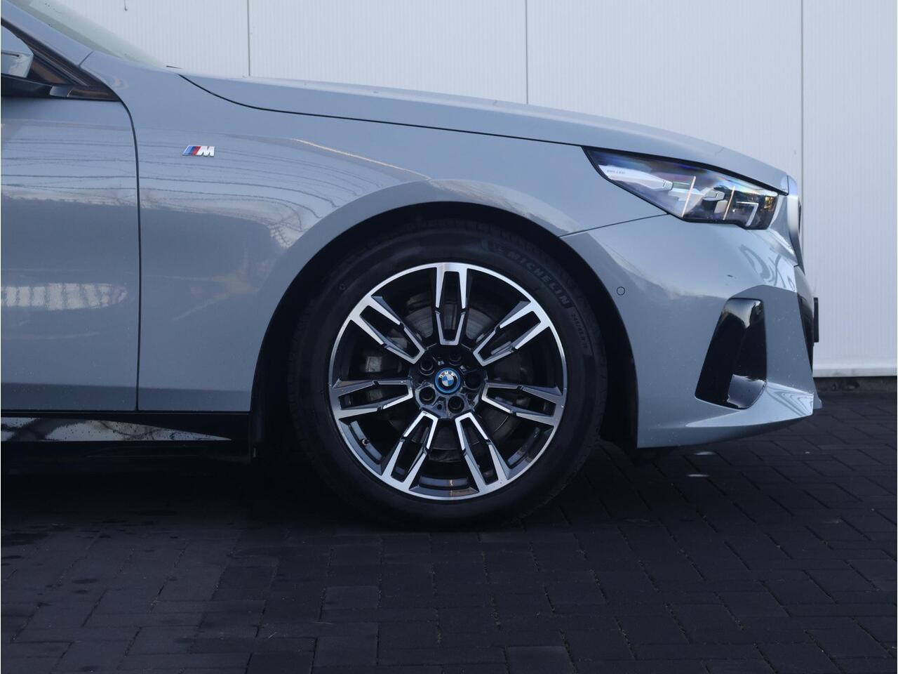 BMW 5-SERIE Touring 530e M Sportpakket/ Elektrische Trekhaak/ Achteruitrijcamera/ Panoramadak/ Stoelverwarming