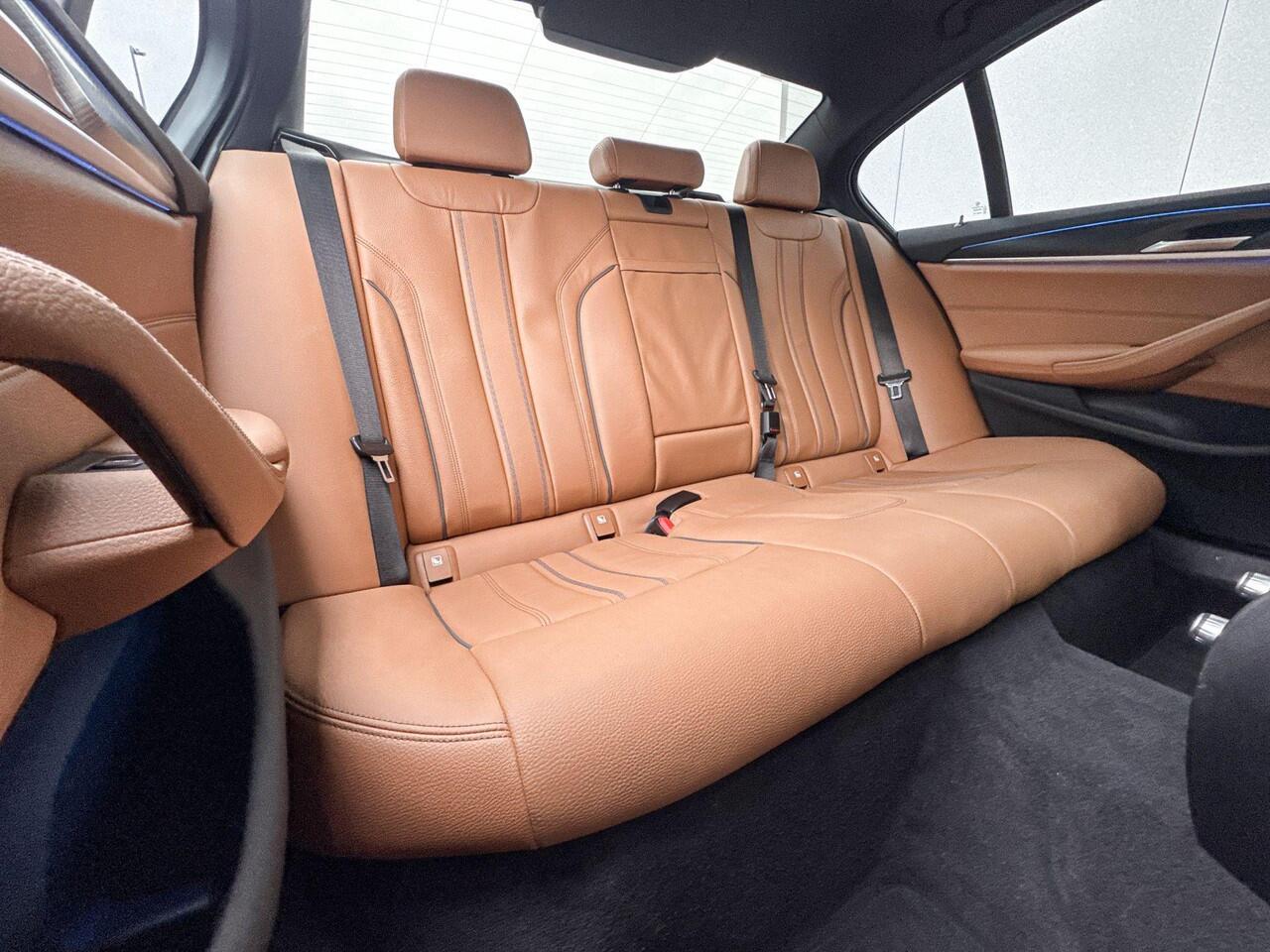 BMW 5-SERIE Sedan 530e High Executive M-Sport Head up Display / Hifi / 20inch / Getinte Ramen Achter / Driving Assistant / Stoelverwarming / Active Cruise Controle / Glazen Schuifdak