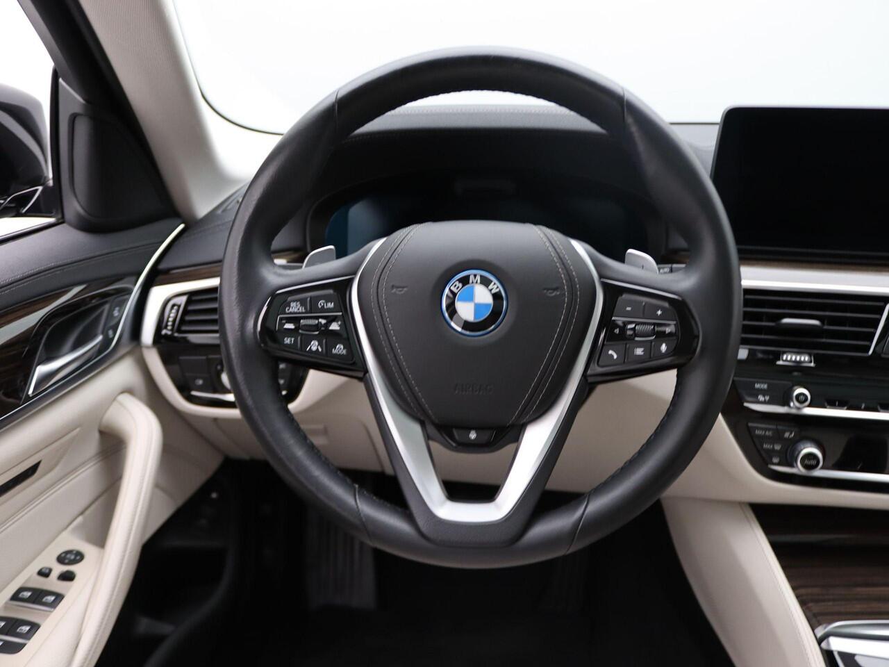 BMW 5-SERIE Touring 530e Luxuryline | Stuurwielrand Verwarmd | Trekhaak | Panoramadak | 4-zone Airconditioning | Driving Assistant Professional | Head-Up Display | 18''