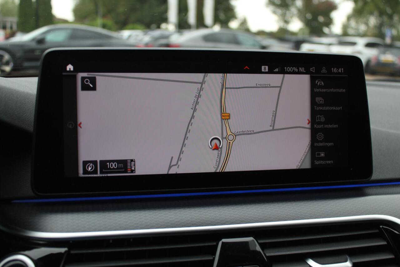 BMW 5-SERIE 530e xDrive High Exe. M Sport / Trekhaak / Schuifdak / Camera / Head-up / 19'' / CarPlay / Harman Kardon / Leder / Dodehoek / Stoelverwarming4x / ACC