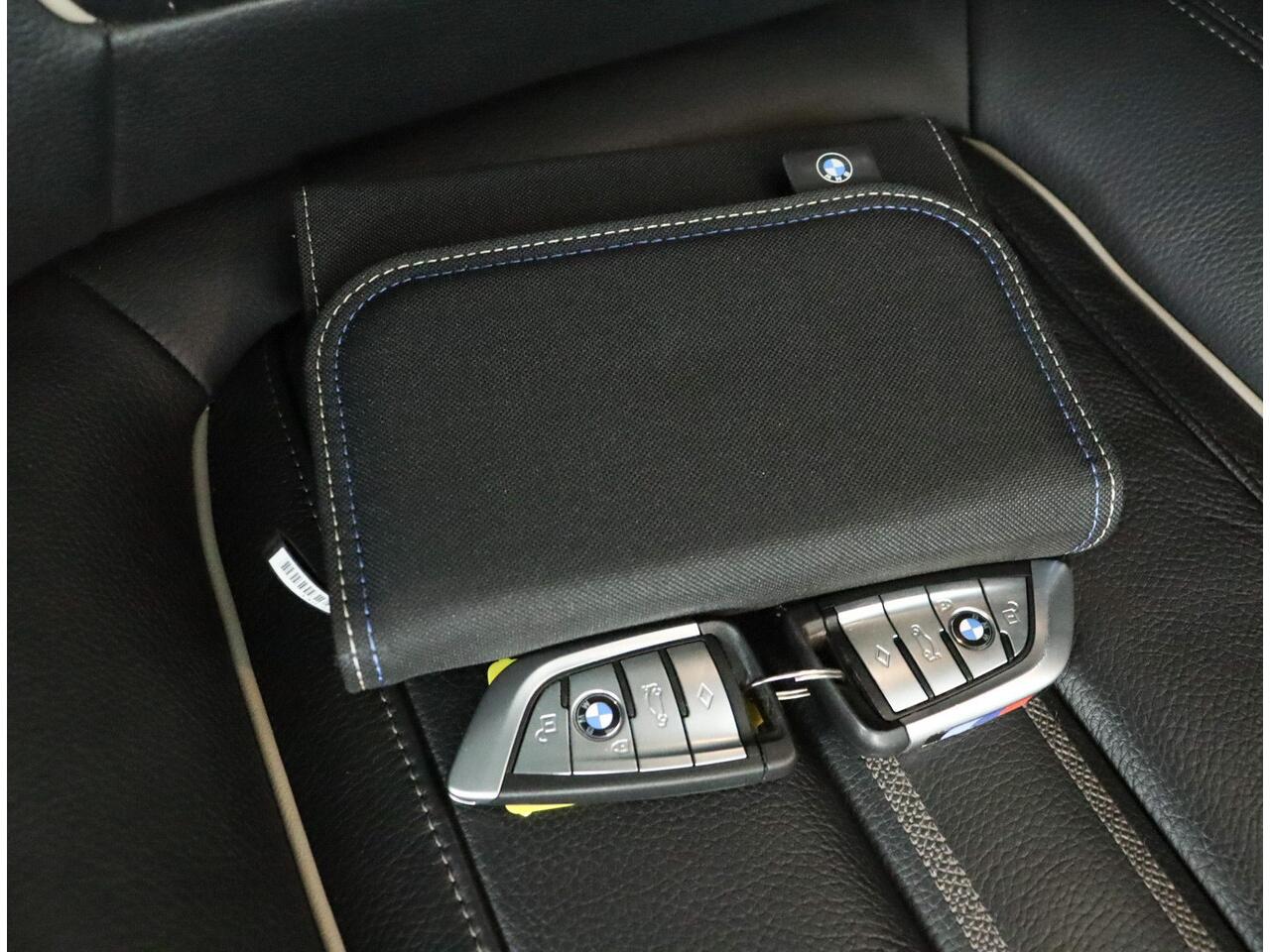 BMW 5-SERIE 530e Business Edition Plus | M-Sportpakket pro | Comfortstoelen | Laserlight | Schuif-/kanteldak