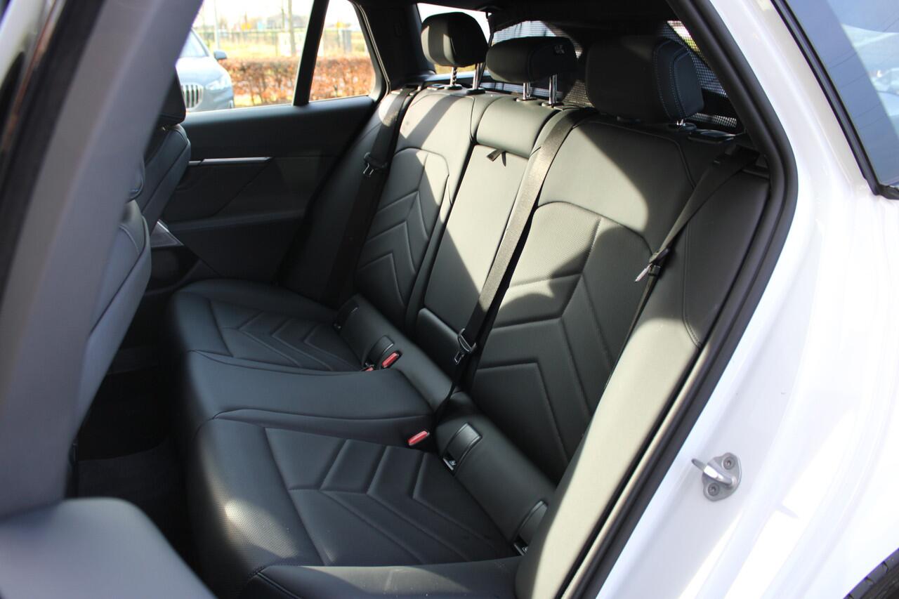 BMW 5-SERIE Touring 530e M Sport Automaat / Panoramadak / Trekhaak / Achteruitrijcamera / Adaptieve LED / Parking Assistant / Stoelverwarming