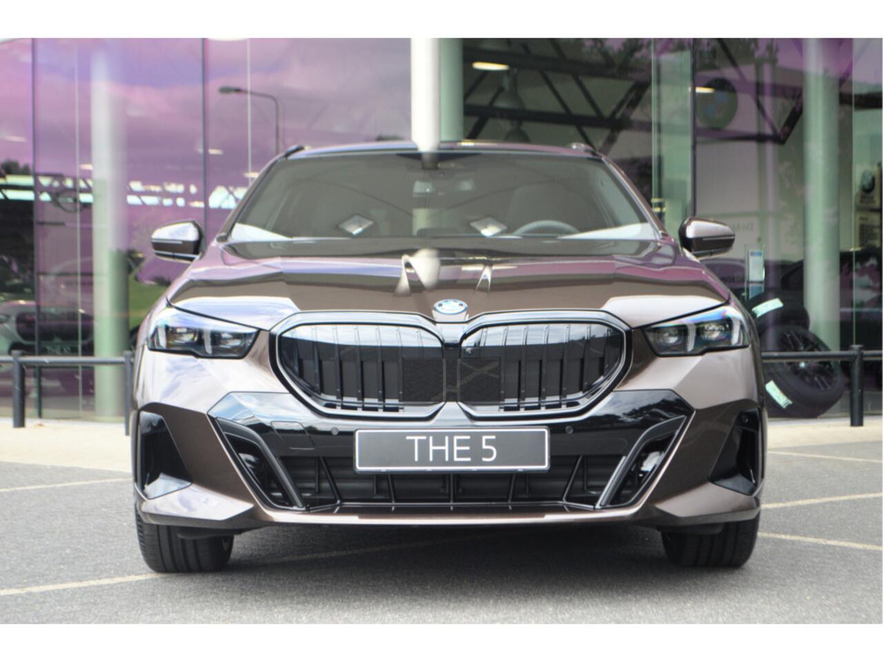 BMW 5-SERIE Touring 530e Automaat / Panoramadak / Trekhaak / Bowers & Wilkins / M Multifunctionele Stoelen / Adaptieve LED / Stoelventilatie / Parking Assistant Plus