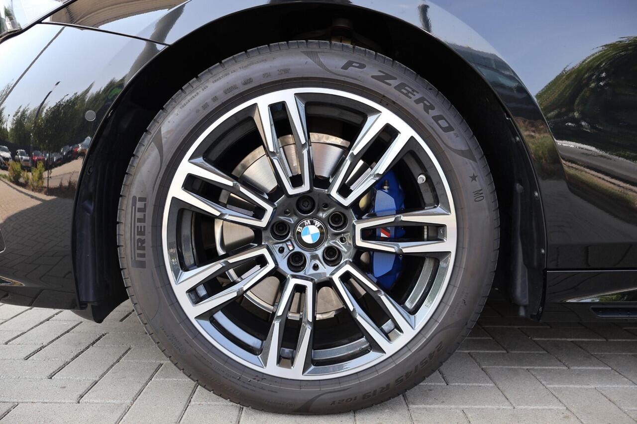 BMW 5-SERIE Sedan 520i | M Sportpakket Pro | Driving Assistant Plus | Harman Kardon | Camera | Stuur- en stoelverwarming | 19" M Dubbelspaak