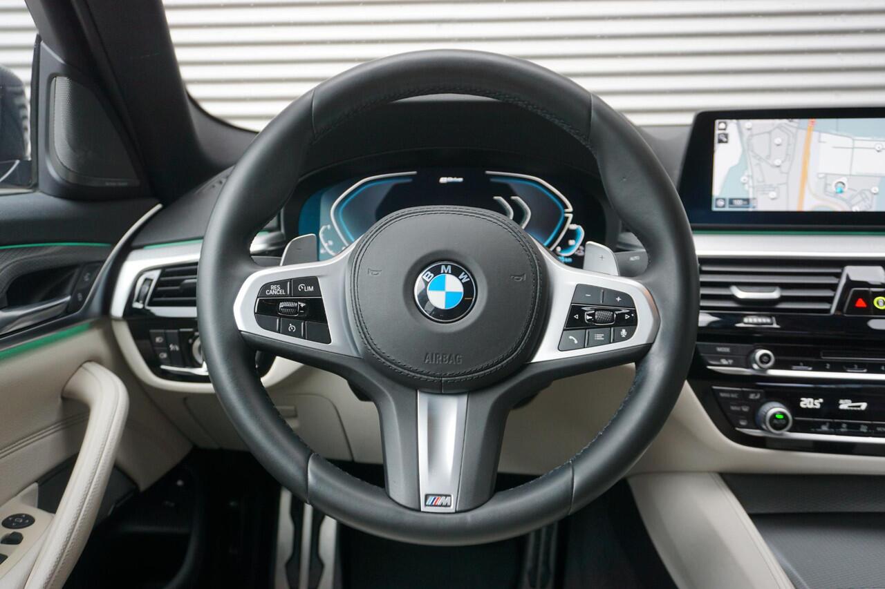 BMW 5-SERIE 530e xDrive M Sportpakket | Entertainment | 19 inch M Dubbelspaak (styling 664M)in Orbit Grey | Pack BMW Head-Up Display | Harman Kardon Surround Sound Systeem |