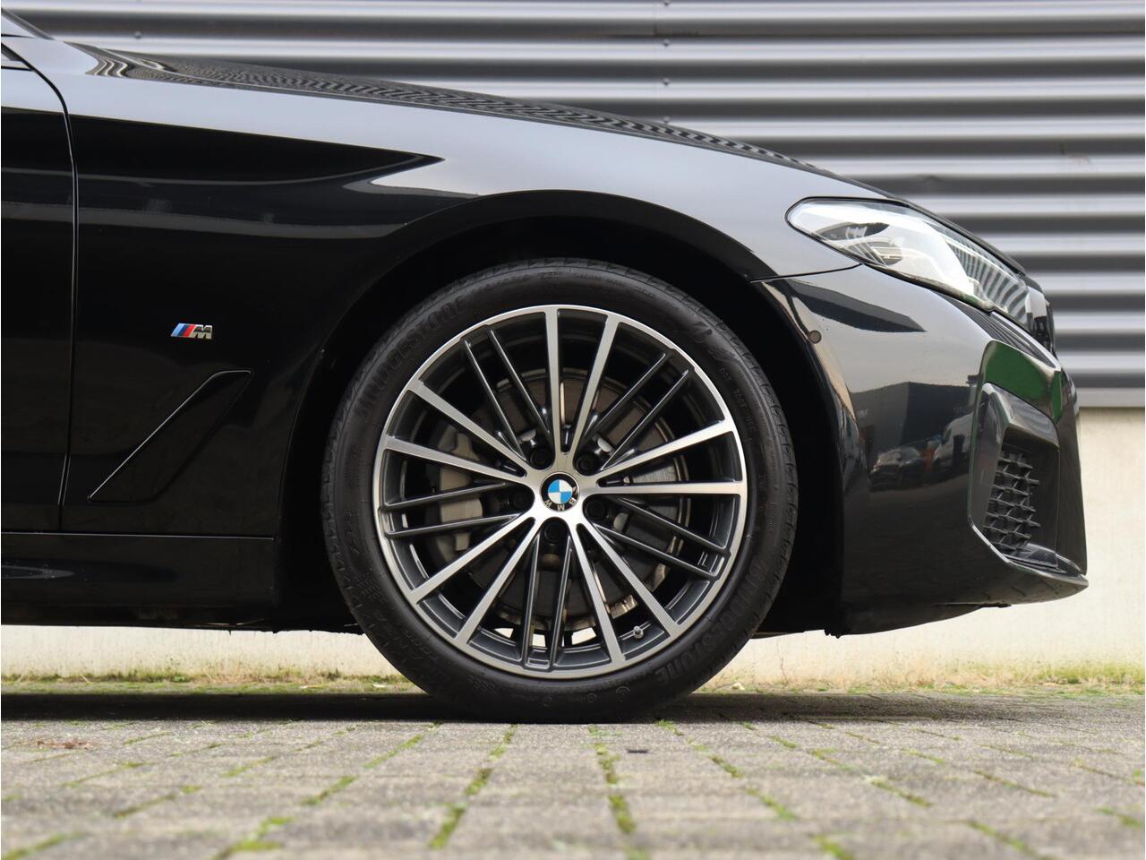 BMW 5-SERIE Touring 530i | High Executive | M Sportpakket | Panodak | Head-Up | HiFi | Achteruitrijcamera | Comfort Access | M Sportstoelen | Elektr. Achterklep | 19'' LMV