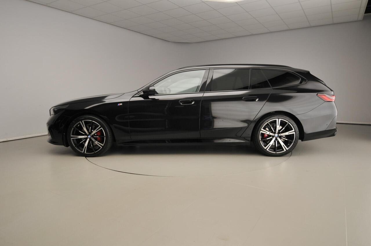 BMW 5-SERIE Touring 520d | M-Sportpakket | LED | HUD | Trekhaak | Active cruise | Keyles go | DAB | Harman-kardon sound | Alu 20 inch