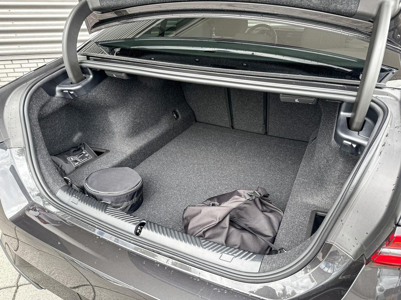 BMW 5-SERIE Sedan 530e M Sportpakket Pro / Innovation Pack / Travel Pack / Comfort Pack / Panoramadak / Trekhaak