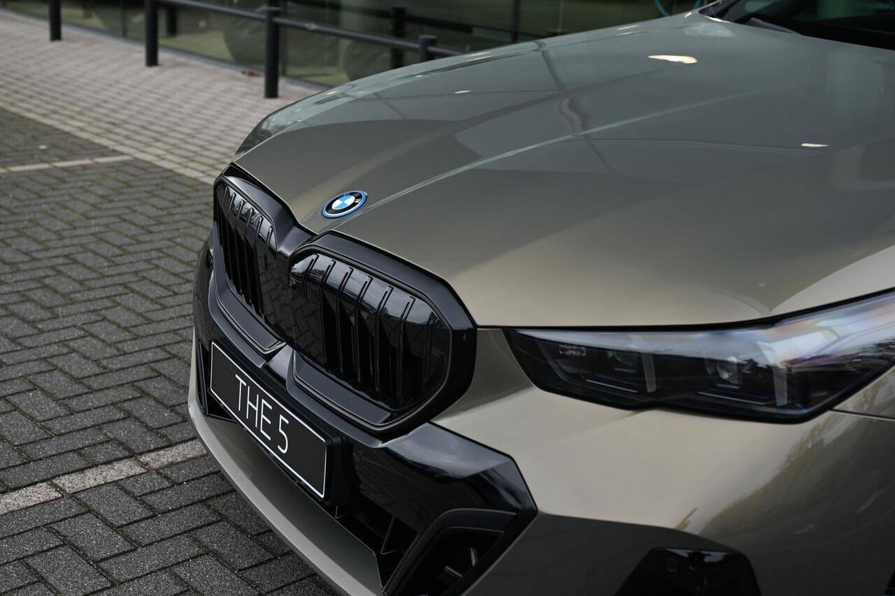 BMW 5-SERIE Touring 530e M Sport Automaat / Panoramadak / Trekhaak / Bowers & Wilkins / Adaptieve LED / Comfort Access / Parking Assistant Plus / Stuurverwarming