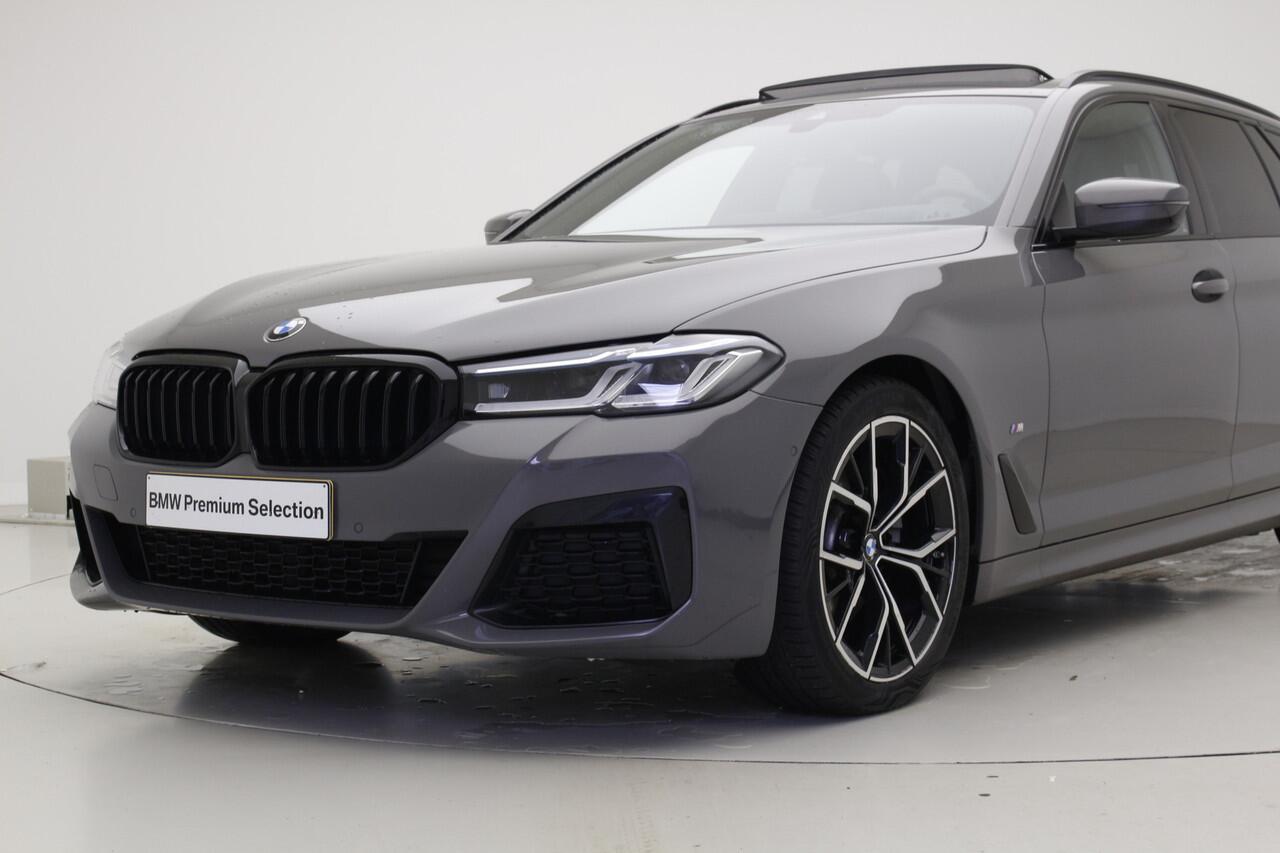 BMW 5-SERIE Touring 520i M-Sport | 19" | Camera | Panoramadak | Trekhaak | Laser | Head-Up