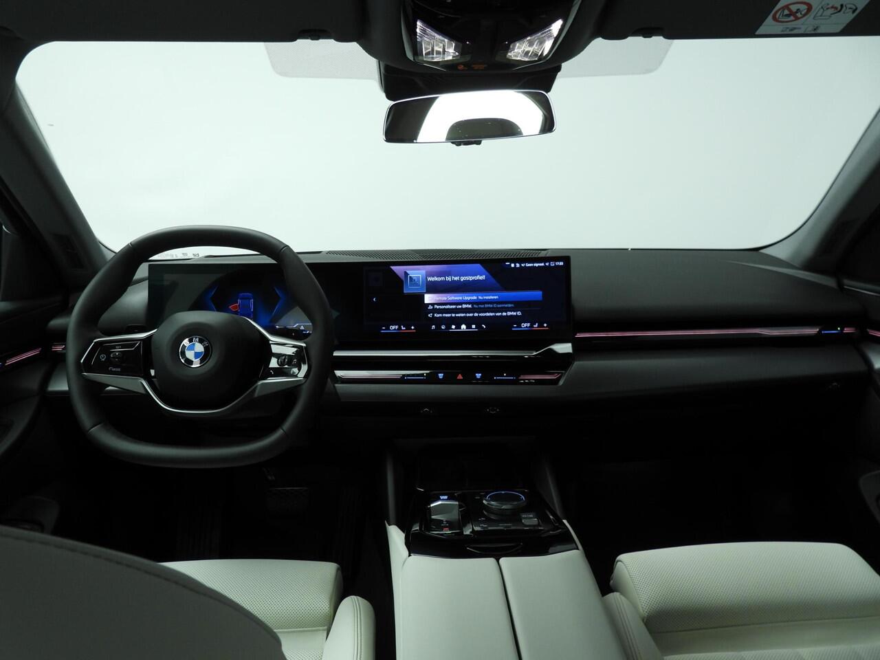 BMW 5-SERIE Sedan 520i | LED | HUD | Sportstoelen | Active cruise | Stoelverwarming | Elektr. zetels | DAB| Alu 19 inch