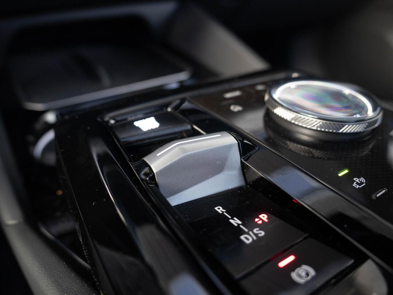 BMW 5-SERIE Sedan 520i | M Sportpakket | Innovation Pack | Stuurwielrand verwarmd | Comfort Access | Panoramadak | Stoelverwarming | Harman-Kardon | Trekhaak