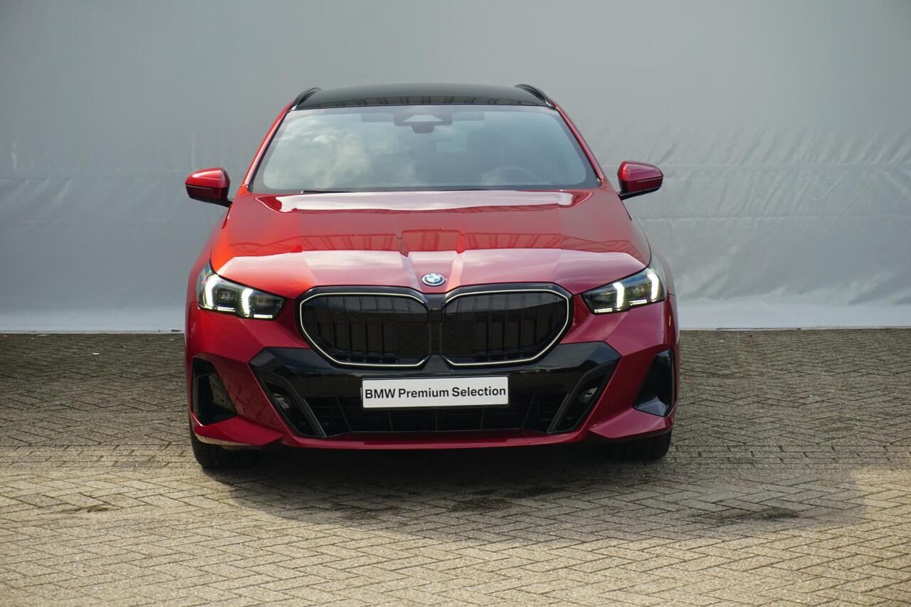BMW 5-SERIE Touring 530e M Sport Pro | Trekhaak / Comfortstoelen Elektrisch met geheugen / Panoramadak / Head-up / Rondomzicht camera's / Stoelverwarming Voor & Achter