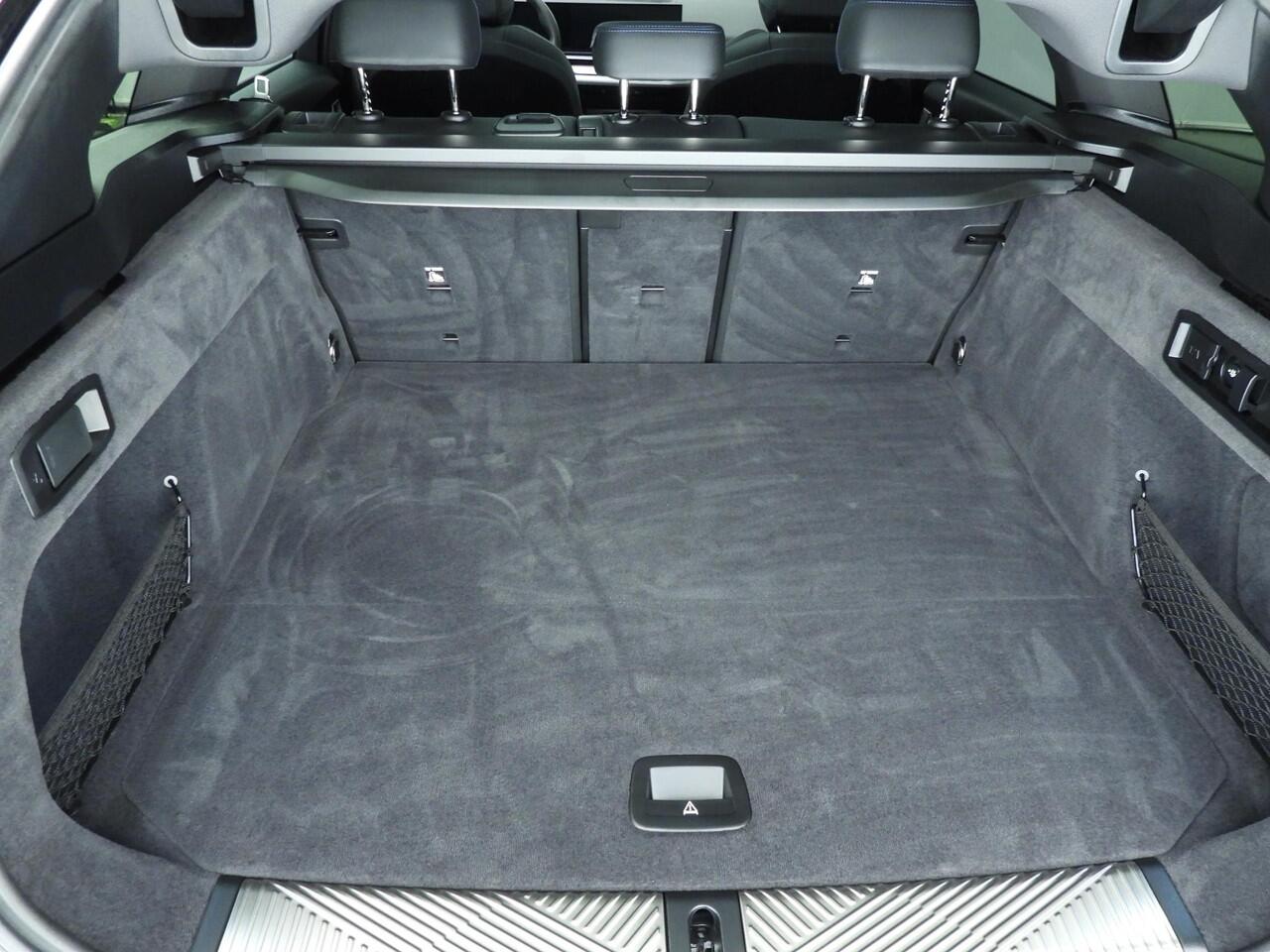 BMW 5-SERIE Touring 530e | M-Sportpakket | LED | Navigatie | Schuifdak | Trekhaak | Sportstoelen | DAB | Harman-kardon sound | Alu 19 inch