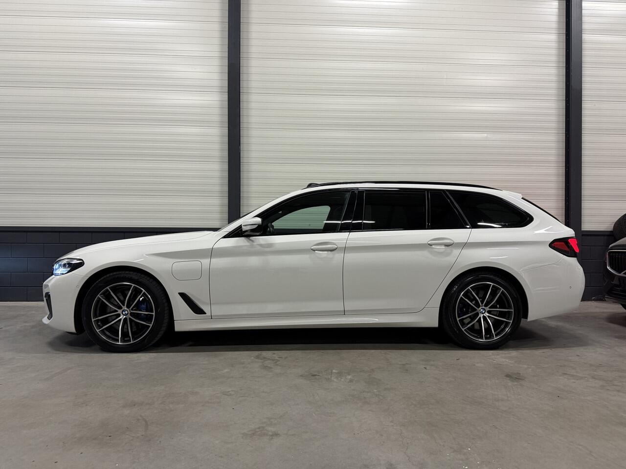BMW 5-SERIE Touring 530e xDrive M-Sport PANO/HEAD-UP/ADAPTIVE-CHASSIS/ALCANTARA/CAMERA/LIVE-COCKPIT PRO/DAB/STANDKACHEL/SHADOW-LINE/18"/RECENT OH BEURT GEHAD BIJ BMW DEALER
