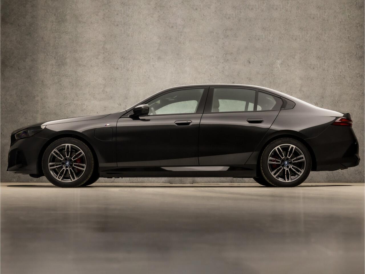 BMW 5-SERIE 530e M Sport 300Pk Automaat (SCHUIFDAK, M PAKKET, LUCHTVERING, HEAD-UP DISPLAY, COMFORTSTOELEN, STOELKOELING, 360 CAMERA, ADAPTIVE CRUISE, HARMAN/KARDON, NIEUWSTAAT)