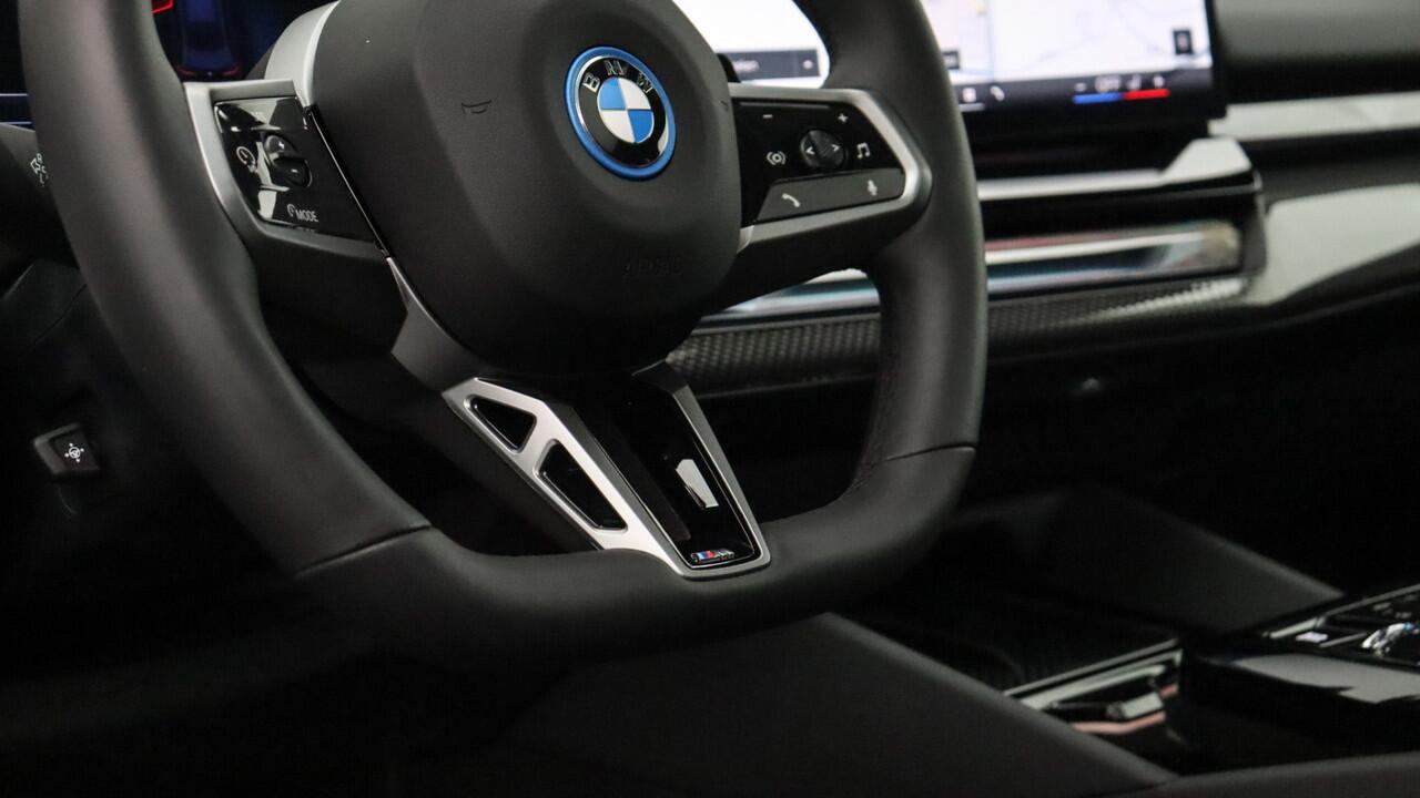 BMW 5-SERIE Touring 530e xDrive M-Sport Pro | Stoelventilatie | Bowers & Wilkins | M Carbon exterieur | Onderstel Professional | Head-up | Panoramadak | Trekhaak