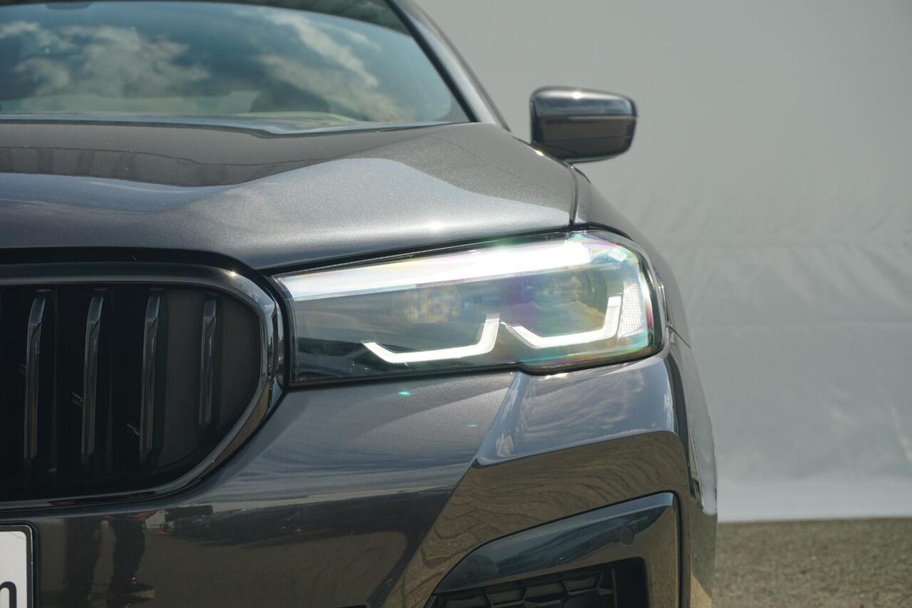 BMW 5-SERIE Sedan 530i M Sportpakket Schuif-/kanteldak / Head-Up Display / HiFi System