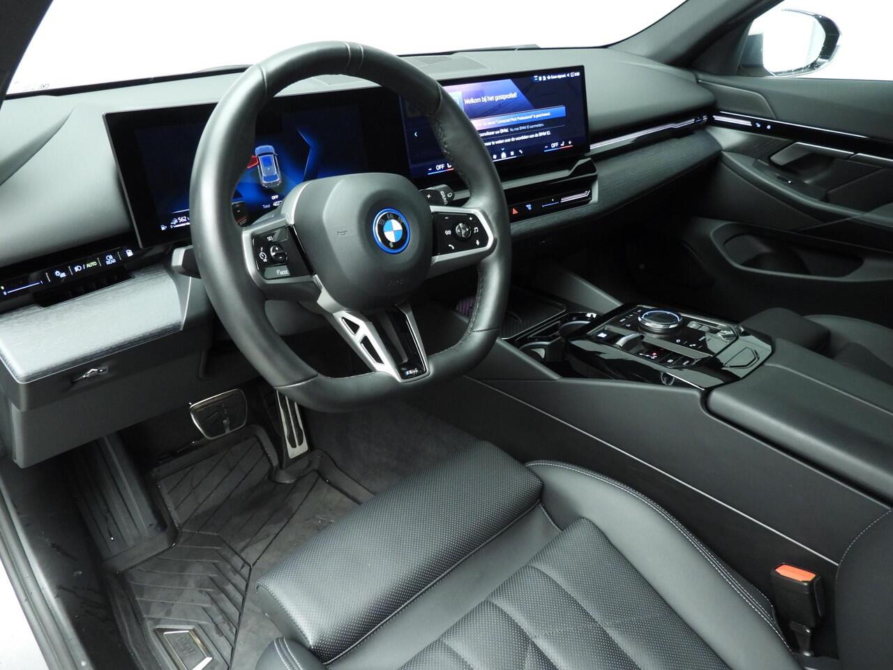 BMW 5-SERIE Touring 530e | M-Sportpakket | LED | Navigatie | Active cruise | Trekhaak | Keyles go | DAB | Alu 20 inch