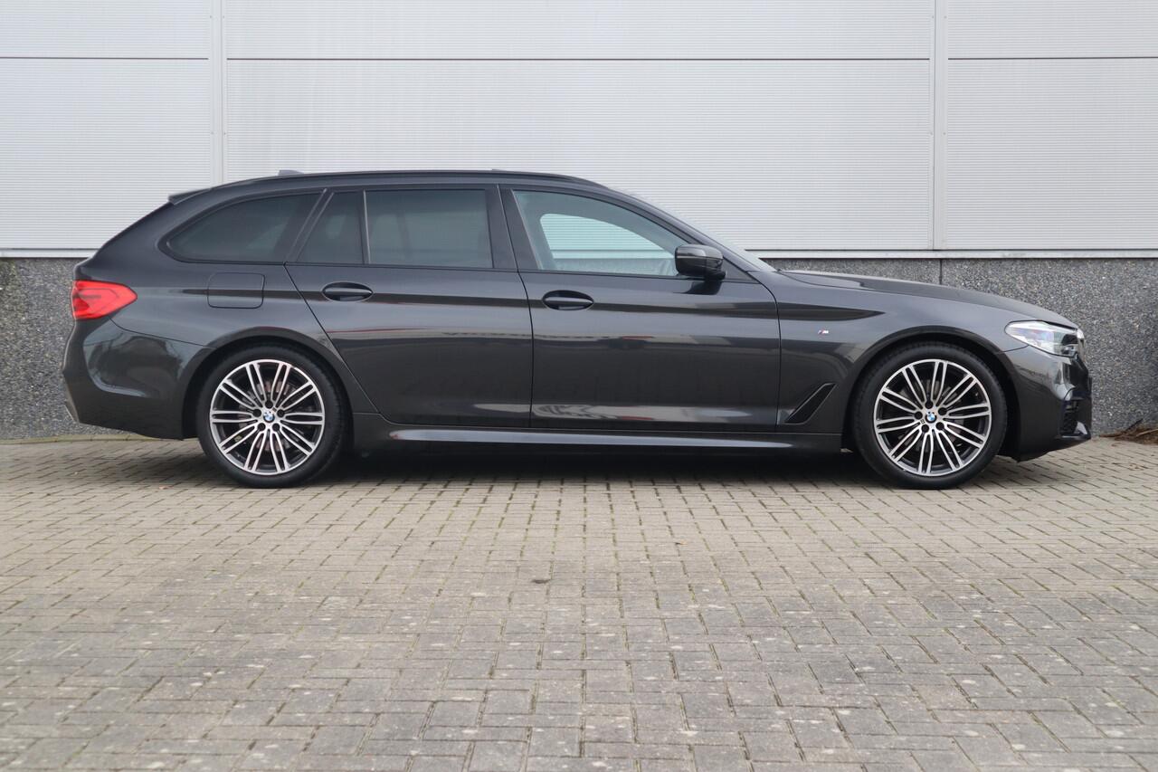BMW 5-SERIE Touring 520i High Executive M-Sport Leder dashboard / Pano / Individual / Camera / 19inch