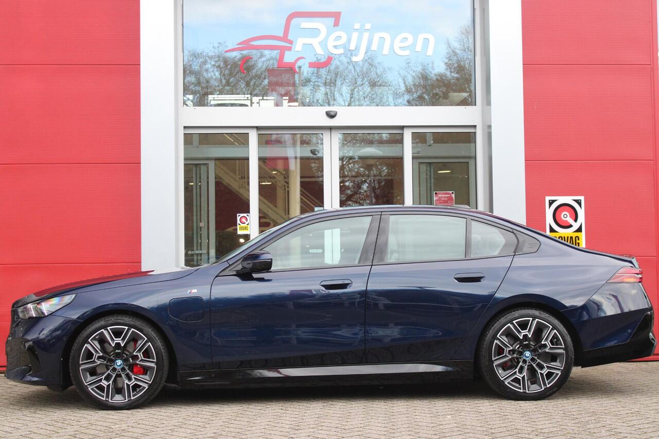 BMW 5-SERIE 550e 490PK xDRIVE | M SPORT PRO | PANORAMA DAK | BOWERS & WILKINS PREMIUM AUDIOSYSTEM | MEESTURENDE ACHTERAS | STUUR VERWARMING | 20" LICHTMETALEN VELGEN | ICONIC GLOW GRILL | ZONNESCHERM ACHTERRUIT ELEKTRISCH | INTERIEURLIJSTEN M DONKERZILVER/CARBON FIBE