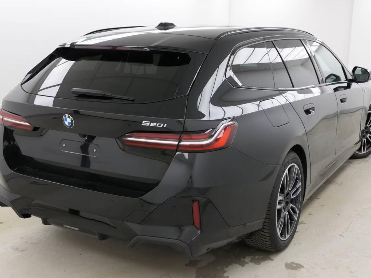 BMW 5-SERIE Touring 520iA M-SPORT ** ADAPT. LED, LEDER, PANORAMA, TREKH, H&K SOUND, DR. ASS+ ** 1e EIG - UNFALLFREI ** ** INFORMEER OOK NAAR ONZE AANTREKKELIJKE FINANCIAL-LEASE TARIEVEN **