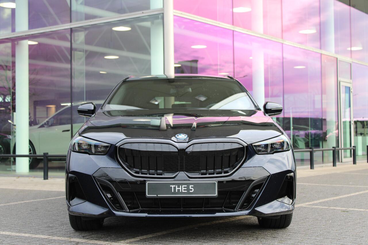 BMW 5-SERIE Touring 530e M Sport Automaat / Panoramadak / Trekhaak / Stoelventilatie / Parking Assistant Plus / Comfort Access / Adaptieve LED / M Sportonderstel / Harman-Kardon
