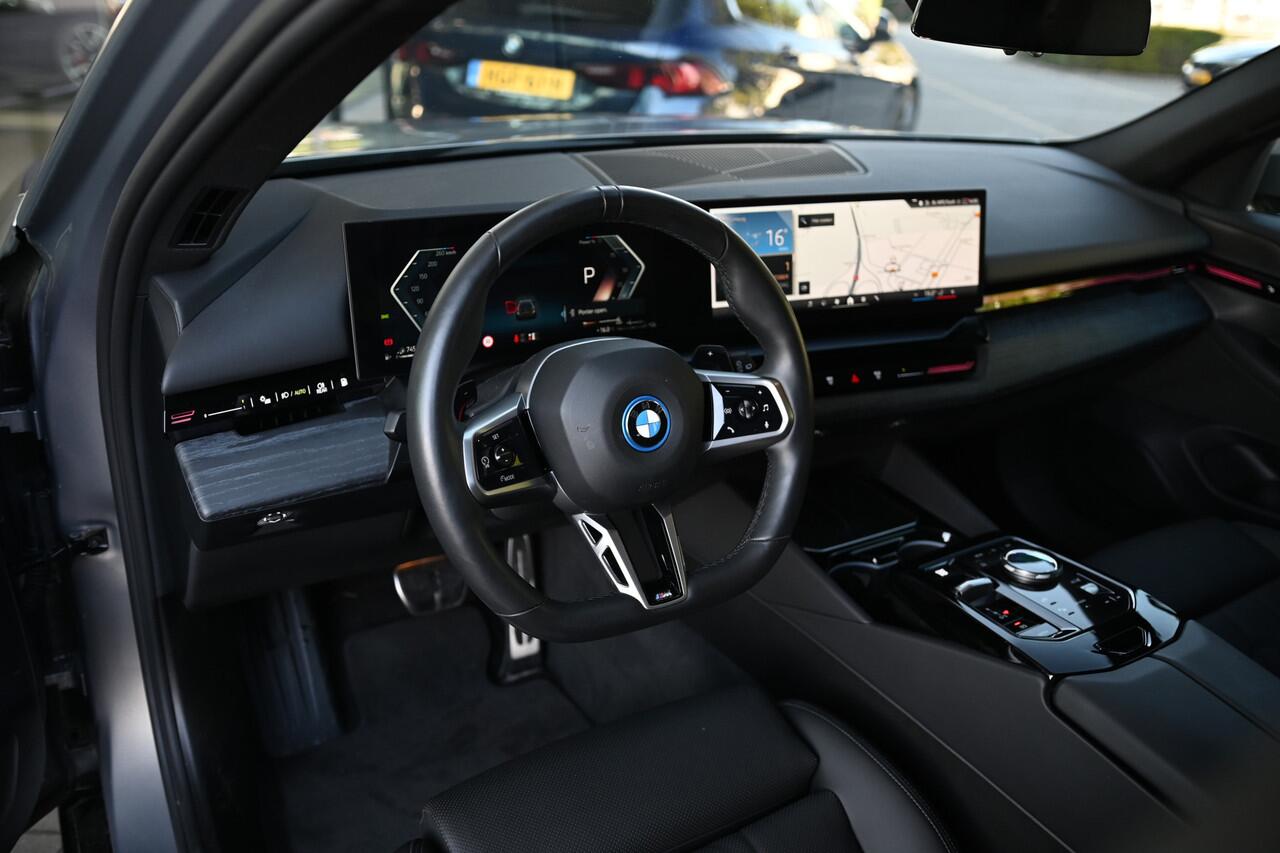 BMW 5-SERIE Touring 530e M Sport Automaat / Trekhaak / Active Cruise Control / Achteruitrijcamera / M Sport onderstel / Comfort Access / Adaptieve LED