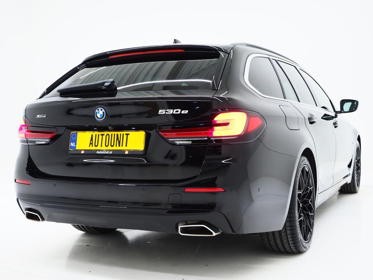 BMW 5-SERIE Touring 530e xDrive Full Black | Panoramadak | M Sportstuur | Sfeerverlichting | Dodehoekdetectie | Carplay