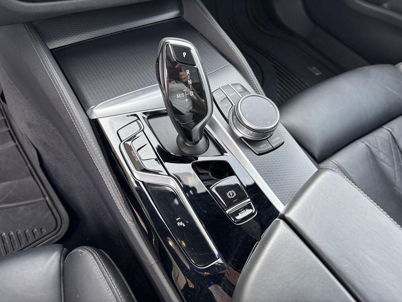 BMW 5-SERIE Touring 530i xDrive High Executive M Sport Automaat / Panoramadak / Trekhaak / Laserlight / Achteruitrijcamera / Head-Up / Comfort Access / Adaptief onderstel