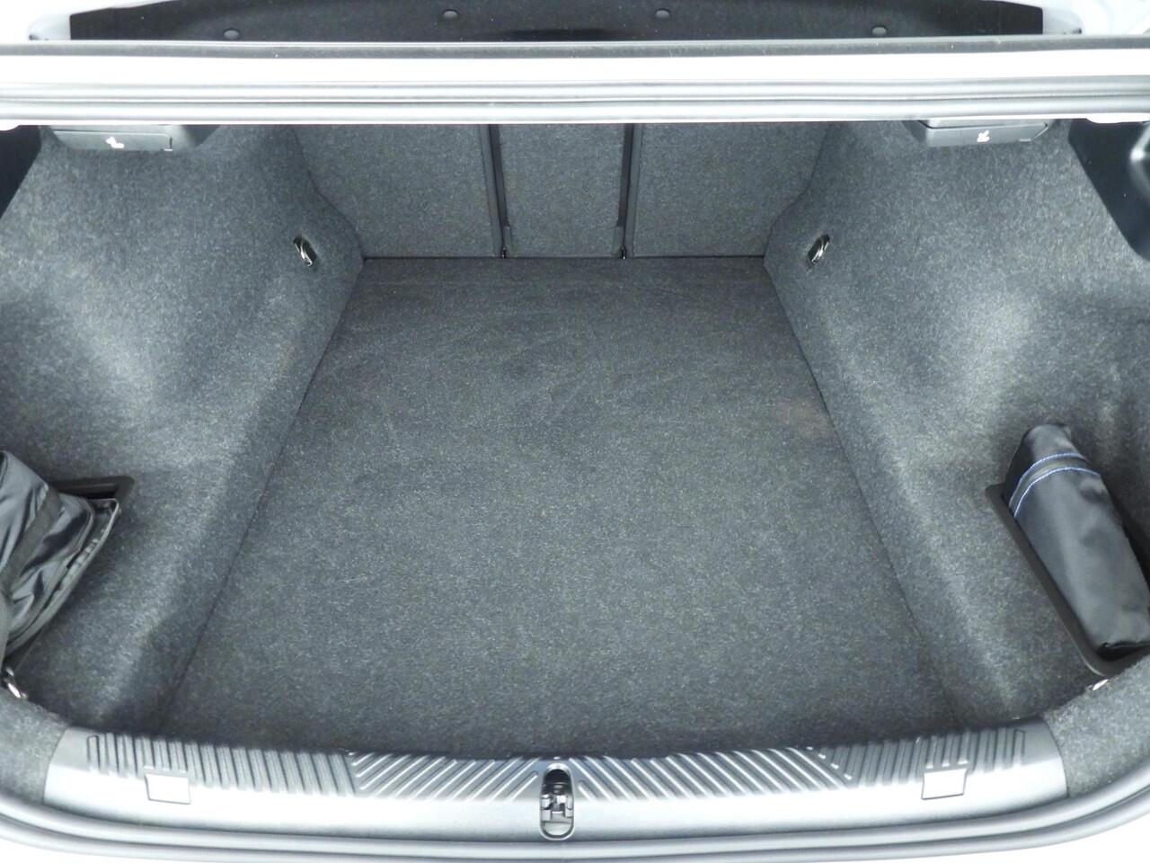 BMW 5-SERIE Sedan 530e | M-Sportpakket | LED | Navigatie | Active cruise | Trekhaak | Sportstoelen | DAB | Harman-kardon sound | Alu 19 inch