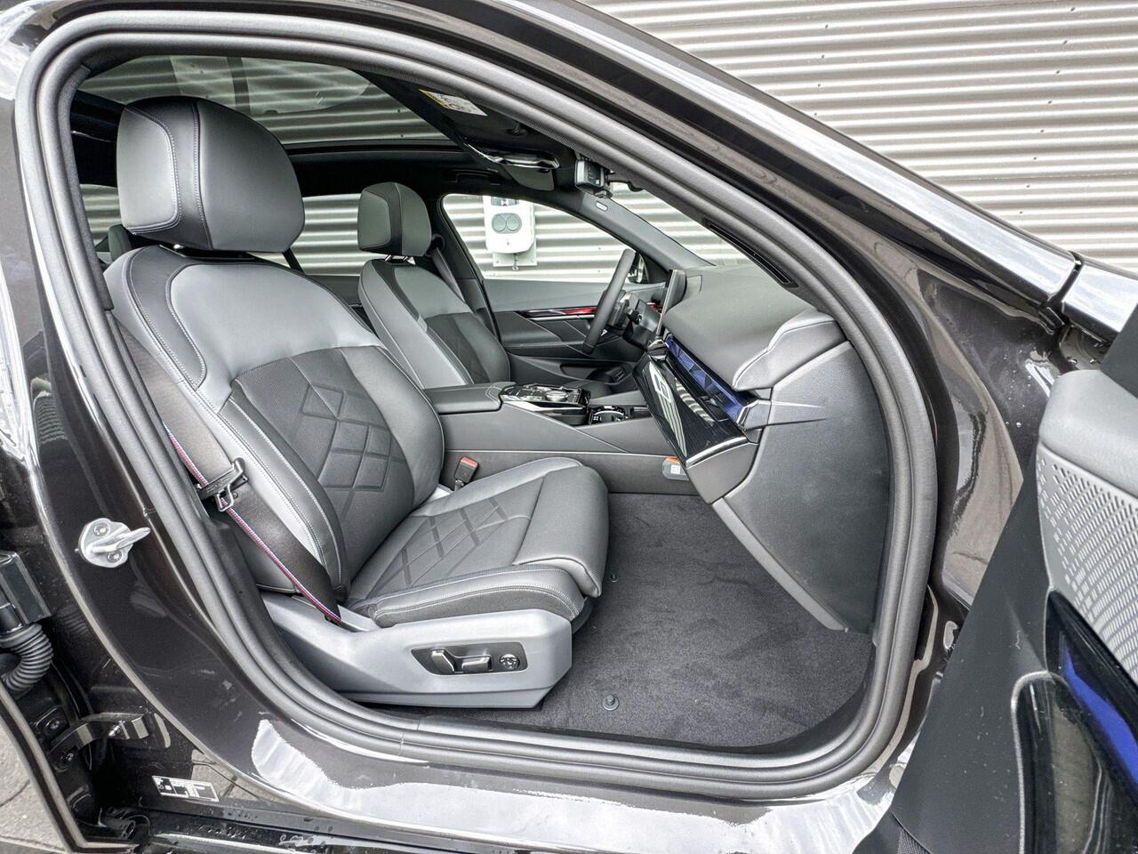 BMW 5-SERIE Sedan 530e M Sportpakket Pro / Innovation Pack / Travel Pack / Comfort Pack / Panoramadak / Trekhaak