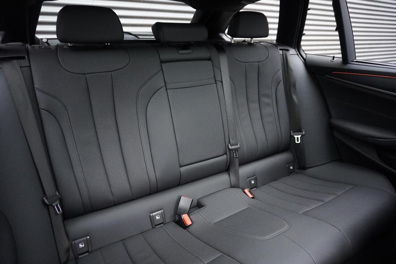 BMW 5-SERIE Touring 540i xDrive M Sportpakket | Trekhaak met elektrisch wegklapbare kogel | Glazen panoramadak | Driving Assistant Professional | BMW Laserlight | HIFI System Harman Kardon