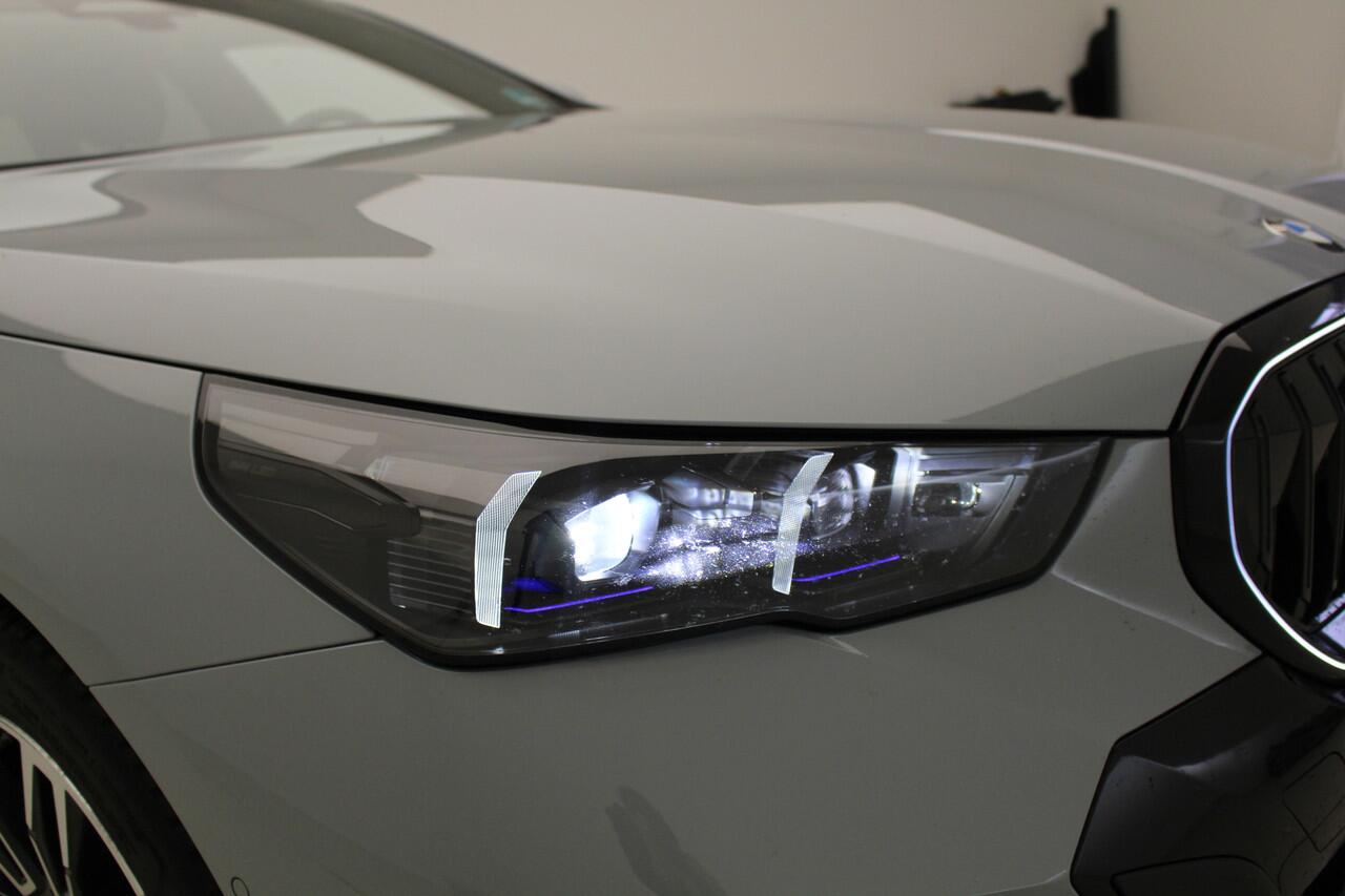 BMW 5-SERIE Touring 520i M-Sport Pro | Trekhaak | Driv. Ass. Pro | Stoelventilatie | Standkachel | | Bowers & Wilkins Surround Sound System | Mild Hybrid