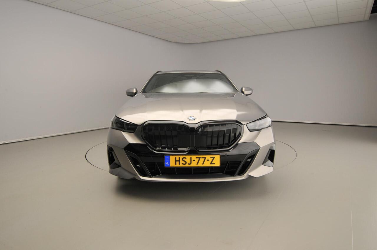BMW 5-SERIE Touring 520d | M-Sportpakket | LED | HUD | Trekhaak | Active cruise | Keyles go | DAB | Harman-kardon sound | Alu 20 inch
