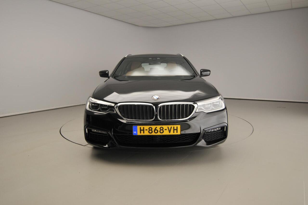 BMW 5-SERIE Touring 520i M-Sportpakket | LED | Leder | HUD | Comfortzetels | Trekhaak | Chrome line | DAB | Hifi speakers | Alu 19 inch
