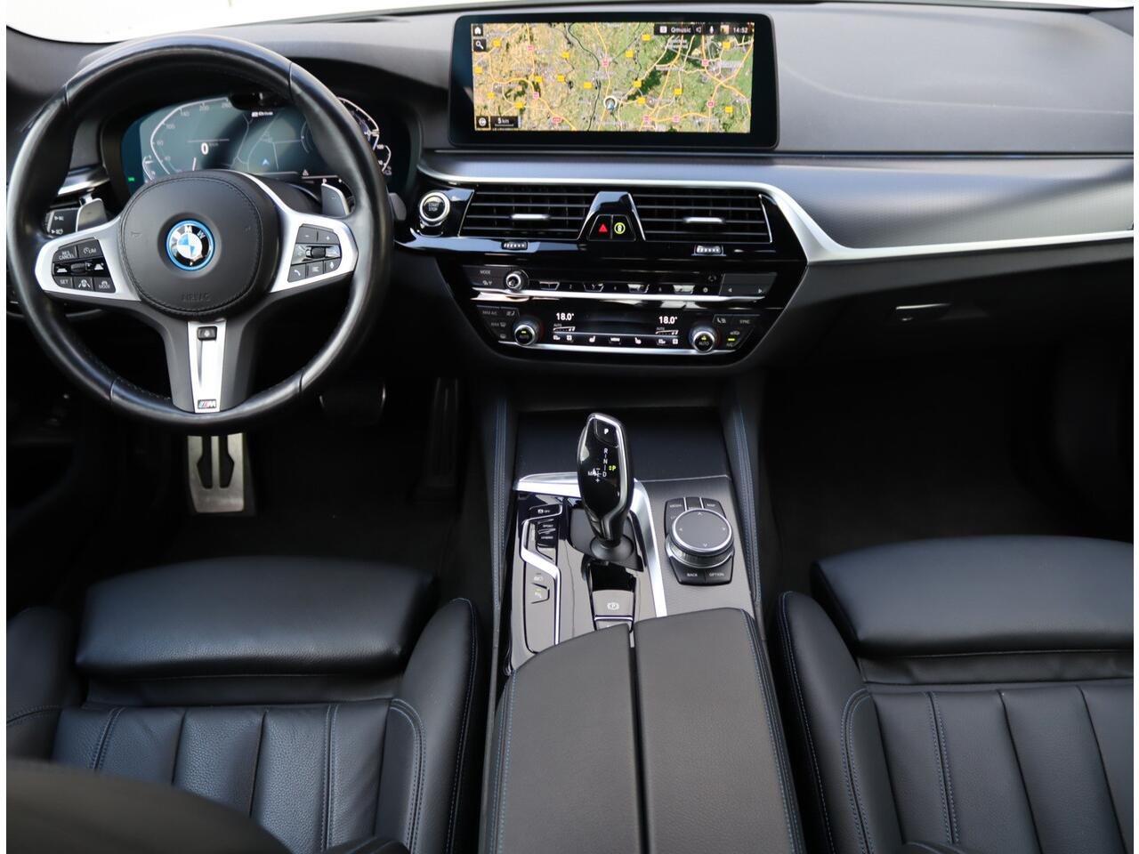 BMW 5-SERIE 545e xDrive | H&K | Head-up | Parkeercamera | M-sport | Leder