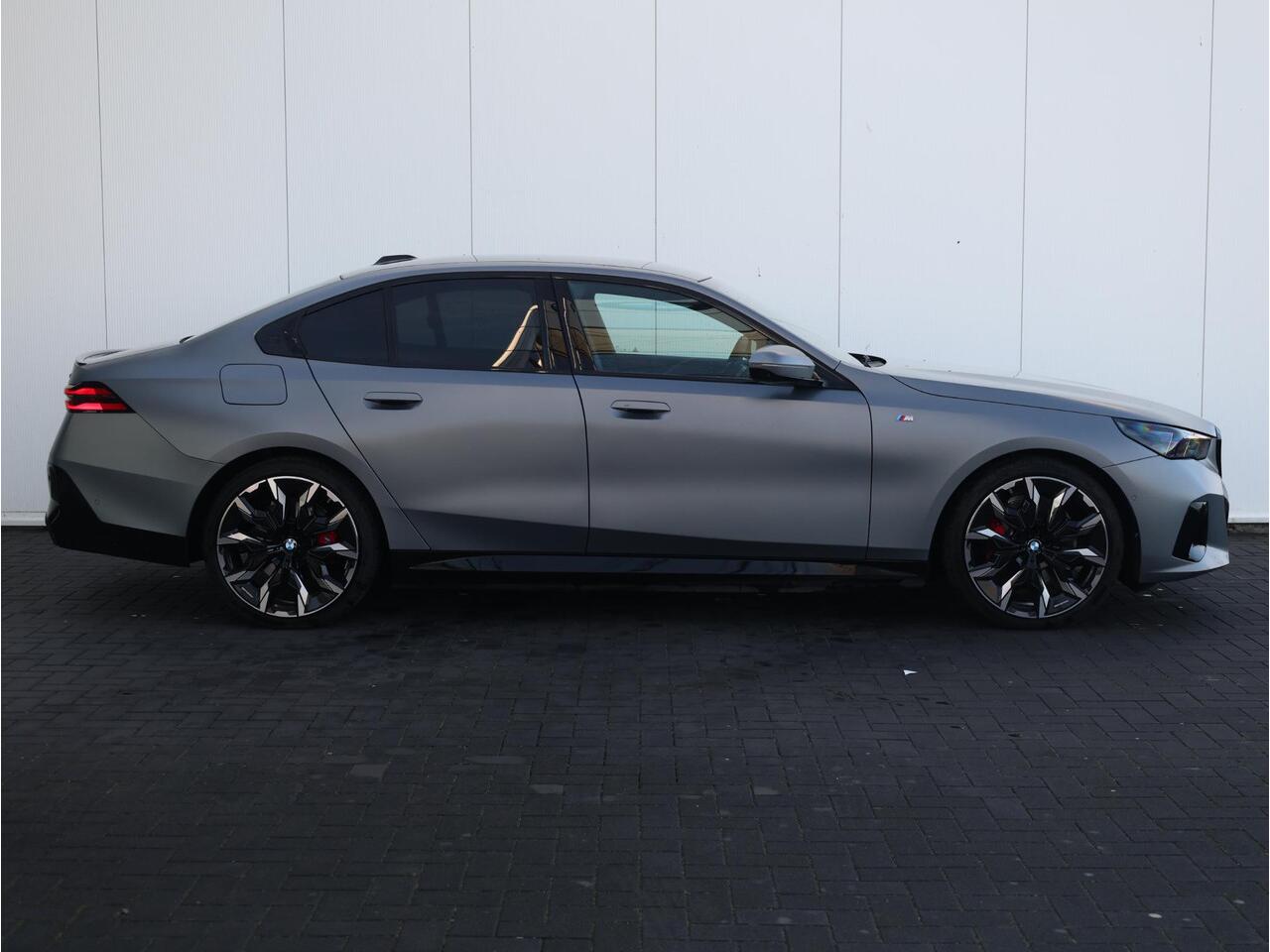 BMW 5-SERIE 530e M Sport Edition M Sportpakket Pro - Elektrische Trekhaak - Panoramadak - Stoelventilatie - B&W - Driving Assistant Professional