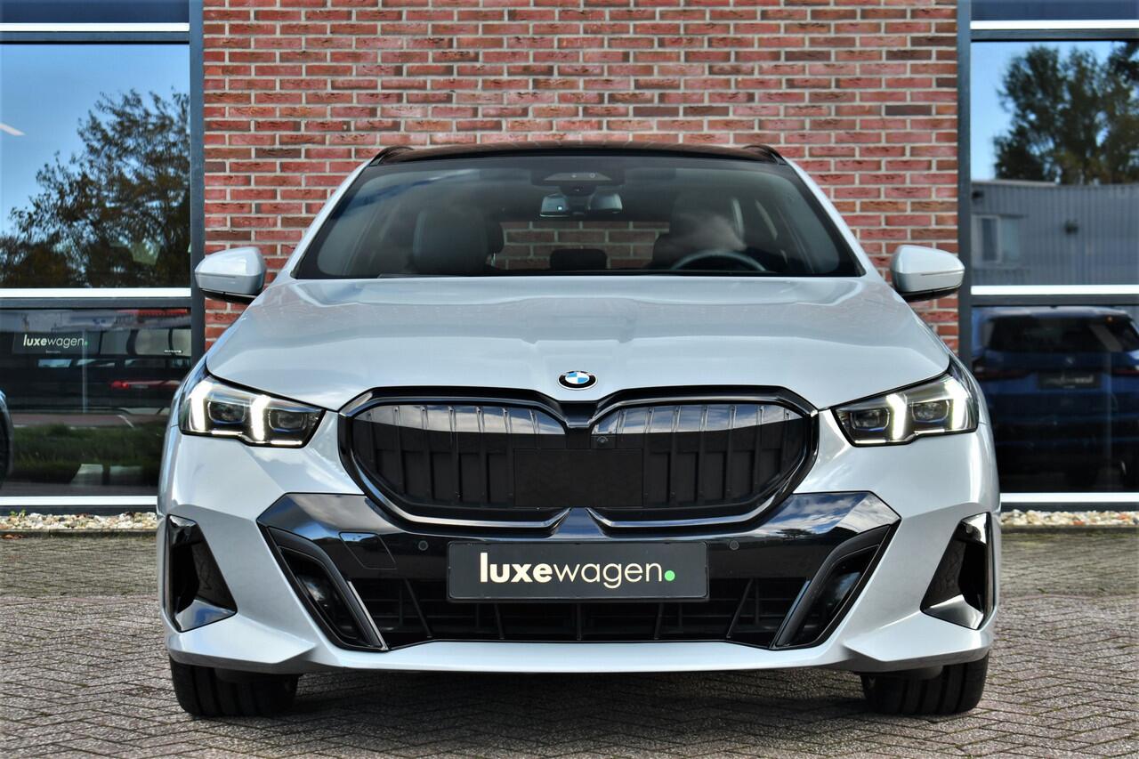 BMW 5-SERIE Touring 520i M-Sport Pano Trekh B&W 21inch ACC 360 HUD Stoelventilatie Brooklyngrau