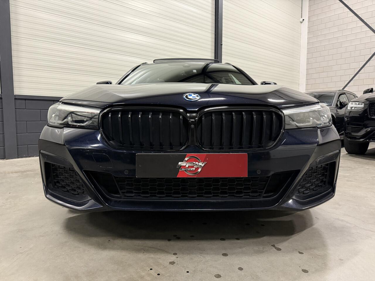 BMW 5-SERIE Touring 530e M-Sport bwjaar 06-2022 PANO/HARMAN&KARDON/360CAMERA/ALCANTARA-SPORT/STANDKACHEL/CARPLAY/18"M-SPORT/PRIVACY/SHADOW-LINE/CARBONSCHWARZ/RECENT OH BEURT GEHAD BIJ BMW DEALER