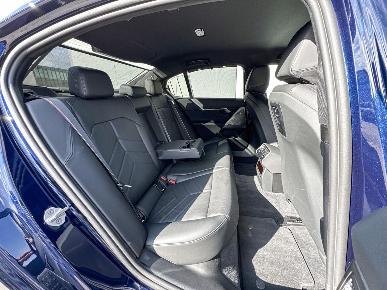 BMW 5-SERIE Sedan 550e xDrive M-Sport Pro / CoPilot / Bowers & Wilkins / Adaptief onderstel professional / LED koplampen adaptief / Stoelventilatie / Trekhaak Zwenkbaar / 20 inch / Selections